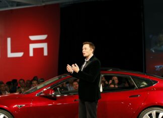 Elon Musk těží z růstu akcií Tesly, je už třikrát bohatší než investor Buffett Tesla, Musk