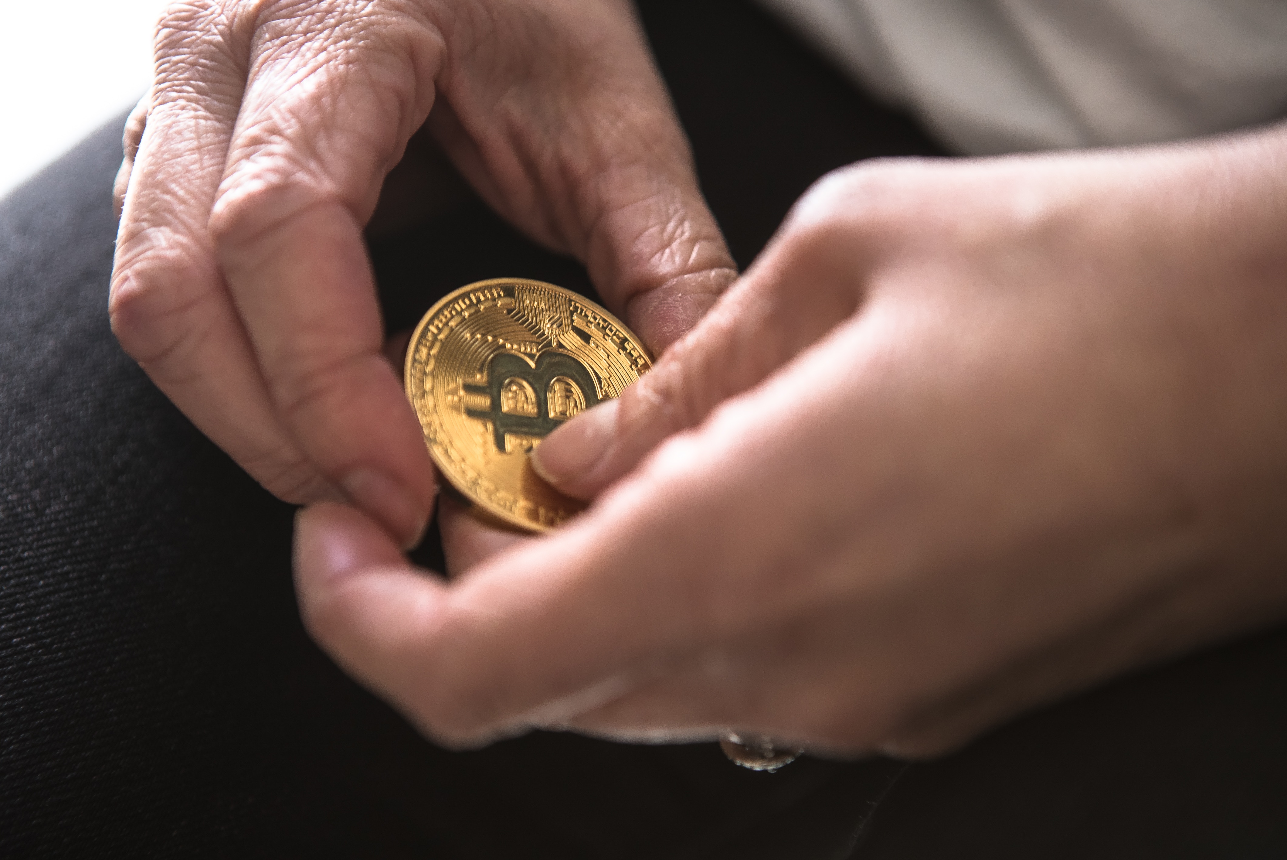 Bitcoin opět testoval hranici 10 000 dolarů