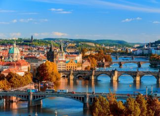 Pražská burza dopoledne pokračovala v růstu, posiluje i koruna bridges, praha, ČR, Česko