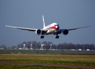 Asijské akcie prudce oslabily kvůli zákazu cest z Evropy do USA Plane