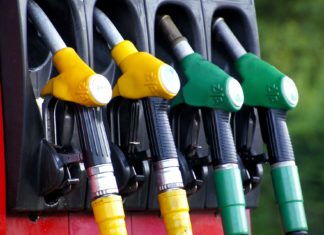Ceny benzinu a nafty v ČR i nadále klesají, trend se ale zastaví benzin, fuel, ropa, pohonné hmoty