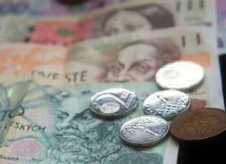 Hypoindex: Průměrná sazba hypoték v dubnu klesla, objem rekordní koruna, peníze, česká koruna