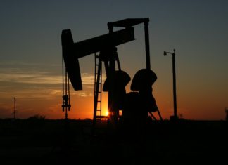Kartel OPEC a jeho spojenci budou jednat o dalším snížení těžby