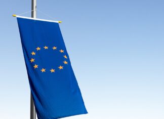 Evropská komise proti veřejné podpoře fosilních projektů. Na mále má i plyn eu, evropa, evroská unie, evropská vlajka