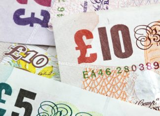 Britská libra v pondělí oslabila vůči dolaru. Může za to i Trump libra, peníze, GB