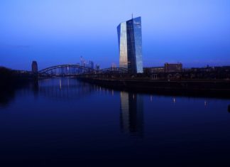 Akce Evropské centrální banky poslala euro výše vůči dolaru