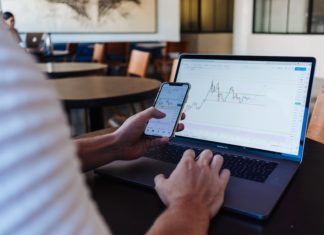 Akcie v USA opět posílily, Nasdaq vystoupil na další rekord Akcie v USA opět posílily, Nasdaq vystoupil na další rekord