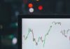 Bankovní akcie posílí, míní americký analytik Investiční stratég poradenské společnosti BCA Research Doug Peta je přesvědčen, že nyní je vhodný čas pro nákup akcií amerických bank. Po zveřejnění výsledků stresstestů se totiž podle něj ukáže, že obavy o stabilitu amerického bankovního sektoru jsou přehnané. Pokud by o zdraví bankovního sektoru měly vypovídat ceny akcií peněžních ústavů, pak by se kondice toho amerického nacházela zhruba na sedmdesáti procentech únorové úrovně. Jen několik málo týdnů o nástupu koronavirové pandemie se přitom hodnota akcií největších amerických bank propadla o více než polovinu. Není divu, zkušenosti z předchozích krizí velí mít se před bankovními akciemi na pozoru, když dochází k hospodářskému útlumu. Doug Peta, investiční stratég společnosti BCA Research je ale přesvědčen, že obavy z držby akcií bankovních domů byly přehnané. Tvrdí, že jakmile koncem tohoto týdne americká centrální banka zveřejní výsledky bankovních stresstestů, ukáže se, že peněžní ústavy jsou v lepší kondici, než se očekává. A proto si zároveň myslí, že stále ještě je vhodná doba k nákupu bankovních akcií, pokud jde o dlouhodobou investici. I za cenu, že banka nevyplatí žádnou dividendu. „Tím spíše je to dobrá příležitost ke koupi,“ uvedl Peta pro portál Marketwatch.com a předpokládá, že bankovní tituly budou v relativně krátké době posilovat.