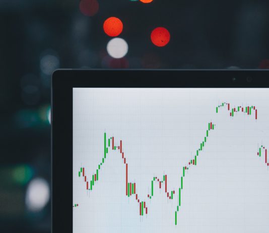 Bankovní akcie posílí, míní americký analytik Investiční stratég poradenské společnosti BCA Research Doug Peta je přesvědčen, že nyní je vhodný čas pro nákup akcií amerických bank. Po zveřejnění výsledků stresstestů se totiž podle něj ukáže, že obavy o stabilitu amerického bankovního sektoru jsou přehnané. Pokud by o zdraví bankovního sektoru měly vypovídat ceny akcií peněžních ústavů, pak by se kondice toho amerického nacházela zhruba na sedmdesáti procentech únorové úrovně. Jen několik málo týdnů o nástupu koronavirové pandemie se přitom hodnota akcií největších amerických bank propadla o více než polovinu. Není divu, zkušenosti z předchozích krizí velí mít se před bankovními akciemi na pozoru, když dochází k hospodářskému útlumu. Doug Peta, investiční stratég společnosti BCA Research je ale přesvědčen, že obavy z držby akcií bankovních domů byly přehnané. Tvrdí, že jakmile koncem tohoto týdne americká centrální banka zveřejní výsledky bankovních stresstestů, ukáže se, že peněžní ústavy jsou v lepší kondici, než se očekává. A proto si zároveň myslí, že stále ještě je vhodná doba k nákupu bankovních akcií, pokud jde o dlouhodobou investici. I za cenu, že banka nevyplatí žádnou dividendu. „Tím spíše je to dobrá příležitost ke koupi,“ uvedl Peta pro portál Marketwatch.com a předpokládá, že bankovní tituly budou v relativně krátké době posilovat.