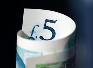 Britská libra mírně posílila vůči euru Britská libra