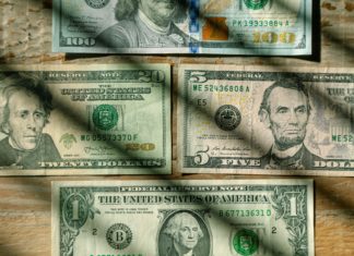 Dolar dále ztrácí. Sráží ho politika Fedu i výroky Donalda Trumpa Dolar dále ztrácí. Sráží ho politika Fedu i výroky Donalda Trumpa