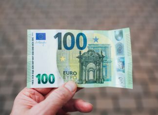 Euro je vůči dolaru nejsilnější za posledních osmnáct měsíců Euro je vůči dolaru nejsilnější za posledních osmnáct měsíců