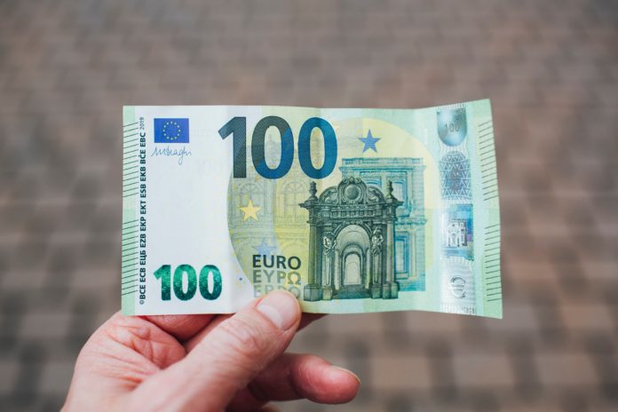 Euro je vůči dolaru nejsilnější za posledních osmnáct měsíců