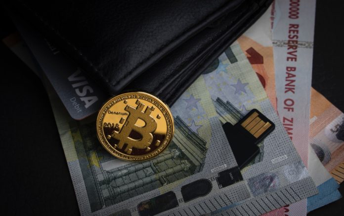 Bitcoin se po dramatickém pádu rychle zotavil a růstem překonal akcie i zlato