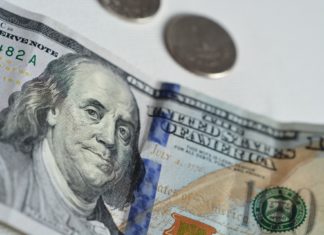 Americký dolar kvůli patu v jednání o balíčku pomoci klesá dolar