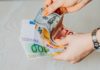 Americký dolar oslabil vůči libře a australskému dolaru Jednotná evropská měna během středy vůči americkému dolaru posílila o půl procenta. Podnikatelská a investiční nálada v Německu totiž vzrostla více, než se předpokládalo.