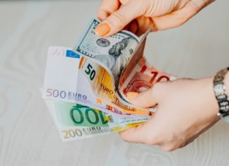 Euro posílilo vůči dolaru. Může za to zlepšení nálady německého podnikatelského sektoru Jednotná evropská měna během středy vůči americkému dolaru posílila o půl procenta. Podnikatelská a investiční nálada v Německu totiž vzrostla více, než se předpokládalo.