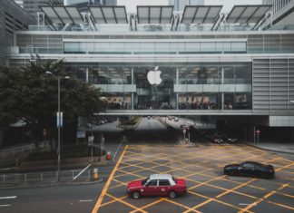 Akcie Tesly a Applu mají za sebou úspěšný split. Jejich cena roste apple