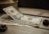 Euro prudce oslabilo vůči dolaru dollar