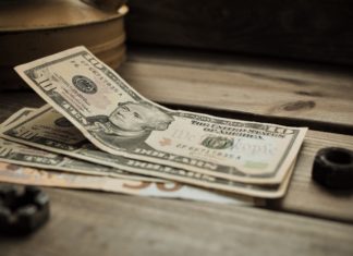 Euro prudce oslabilo vůči dolaru dollar