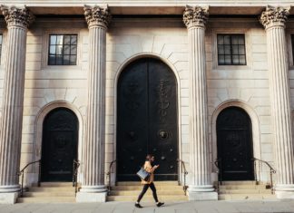 Stablecoiny potřebují globální regulaci, řekl guvernér Bank of England england