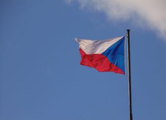 Tuzemskému maloobchodu se v únoru vedlo lépe, než se čekalo česká vlajka, čr, česká republika