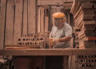 Aktivita v tuzemském zpracovatelském průmyslu dle průzkumu PMI v květnu vzrostla na svou historicky nejsilnější úroveň kov, zpracovatelský průmysl