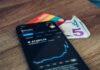 Akcie v USA díky technologickým firmám posílily, dolar klesl bitcoin