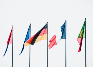 Ekonomika eurozóny se v druhém čtvrtletí vymanila z recese evropské vlajky, evropa, eu