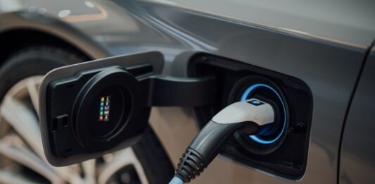 Výrobce elektromobilů Rivian vstupuje na americkou burzu. Prostřednictvím IPO chce získat 8,4 miliardy dolarů elektroauto, elekromobil, dobíjení elektrické auto, baterka