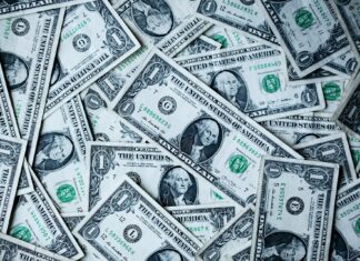 Americký dolar posiluje díky vyhlídkám na růst úroků v USA dolar