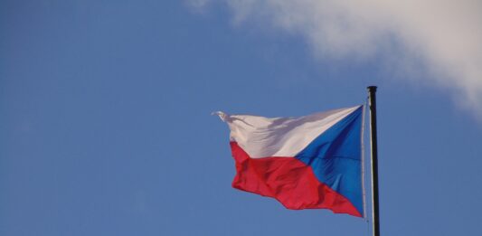 Česká ekonomika v závěrečném čtvrtletí příjemně překvapila Česká republika, HDP, česká ekonomika, česká vlajka, česko
