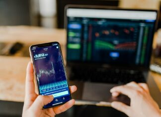 Jak investovat: Obchodování na burze Dlouhodobý horizont se investorům vyplácí. Průměrný růst amerického akciového indexu SP 500 se za posledních 100 let pohyboval okolo 10 % ročně – i přes všechny propady.
