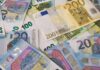 Euro klesá vůči americkému dolaru na nejslabší úroveň za posledních pět let Eura