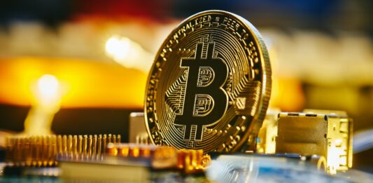 Kryptoměny Ačkoli jsou kryptoměny považovány za jedno z nejvíce kolísavých aktiv, posledních třicet dní je pro Bitcoin nejméně volatilních od listopadu 2020. Směrodatná odchylka kursu se pohybuje jen těsně nad dvěma procenty.