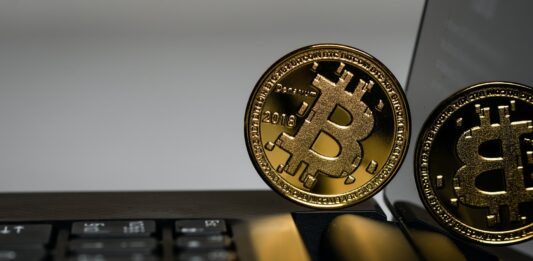 Bitcoin umazal týdenní ztráty, pesimismus na trhu však přetrvává Nejrozšířenější kryptoměna dokázala ve druhé polovině umazat ztráty, které utrpěla v dřívějších dnech