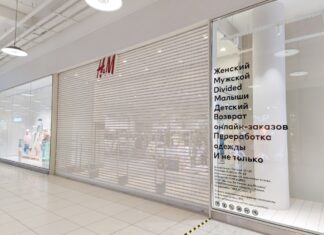 Švédský oděvní řetězec H&M odchází z Ruska, svého šestého největšího trhu Švédský oděvní řetězec H&M odchází z Ruska, svého šestého největšího trhu Švédský oděvní řetězec H&M odchází z Ruska. Druhý největší prodejce módy na světě to dnes oznámil na svém webu. Společnost pozastavila své podnikání v Rusku na začátku března, krátce po invazi ruských vojsk na Ukrajinu. Pro H&M bylo Rusko šestým největším trhem, počet prodejen tam firma zvyšovala, zatímco na mnoha jiných trzích prodejny redukuje.