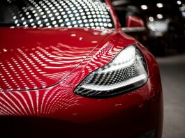 Tesla v minulém kvartálu prodala bezmála o pětinu méně aut Automobilka Tesla prodala mezikvartálně bezmála o pětinu méně elektromobilů