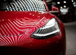 Tesla v minulém kvartálu prodala bezmála o pětinu méně aut Automobilka Tesla prodala mezikvartálně bezmála o pětinu méně elektromobilů