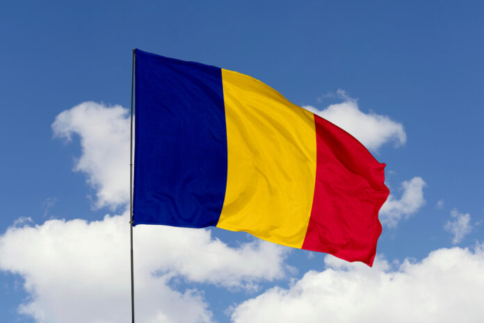 Romania_Flag Rumunsko rozšířilo energetický balíček, jímž cílí na domácnosti a malé firmy Rumunská vláda prodloužila a rozšířila působnost sady zákonů, kterými chce pomoci domácnostem a firmám se zvládáním raketového nárůstu cen energií. K opatřením zařadila i cenový strop na elektřinu.