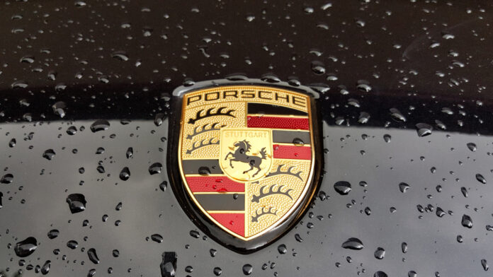 Německý výrobce luxusních vozů má před sebou velkou událost. Na přelomu září a října by mělo dojít ke vstupu automobilky Porsche na akciovou burzu. Investorům nabídne osminový majetkových podíl v podobě preferenčních akcií.
