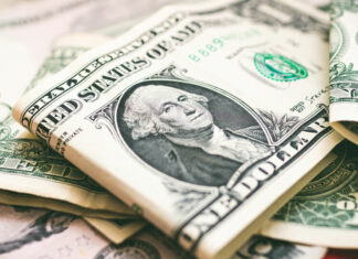 FED zvýšil sazby a dopřál investorům 30 minut štěstí Americký dolar dál sílí. Investoři věří, že Fed zvýší v příštím roce sazby na pět procent
