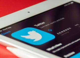 Twitter potvrdil, že Musk chce firmu koupit za původně dohodnutých 44 mld. USD Internetová společnost Twitter dnes potvrdila, že obdržela nabídku od miliardáře Elona Muska, který chce provozovatele sociální sítě koupit za původně dohodnutou cenu 54,20 dolaru za akcii.