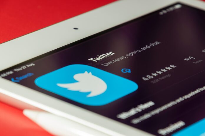 Internetová společnost Twitter dnes potvrdila, že obdržela nabídku od miliardáře Elona Muska, který chce provozovatele sociální sítě koupit za původně dohodnutou cenu 54,20 dolaru za akcii.