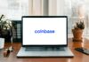 Akcie firmy Coinbase jsou na historickém minimu Coinbase, logo, laptop