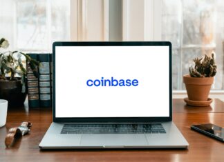 Akcie firmy Coinbase jsou na historickém minimu Coinbase, logo, laptop