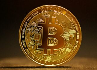 Po krachu kryptoměnové burzy FTX se objevily obavy z pádu Crypto.com Crypto.com v posledních měsících podle médií zřejmě propustila více než čtvrtinu svých zaměstnanců a obavy o její budoucnost ještě vzrostly po krachu FTX.