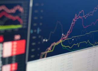 Evropské akcie mírně padají, Asie jde všemi směry, New York čeká na rozhodnutí o sazbách Evropské burzy byly ve středu rozděleny na východ a západ.