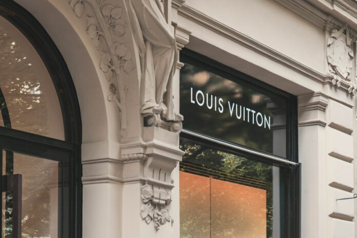 Tržby výrobce luxusního zboží LVMH v loňském roce stouply téměř o čtvrtinu na rekordních 79,2 miliardy eur (1,9 bilionu Kč)