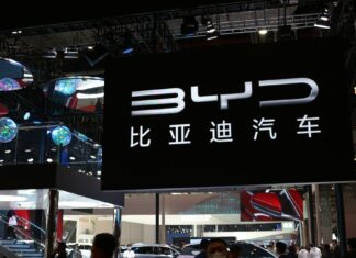 Výrobce elektromobilů BYD plánuje v Číně závod na baterie za 1,2 miliardy USD Čínská společnost BYD, která je největším výrobcem elektromobilů na světě, plánuje investovat v Číně 1,2 miliardy USD (26,6 miliardy Kč) do výstavby nového závodu na baterie pro elektromobily.